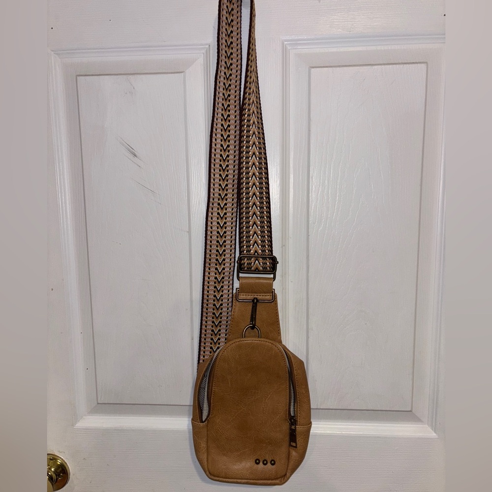 🤎 Tan Slingback Crossbody Bag with Patterned Guitar Strap 🤎 - Picture 5 of 6